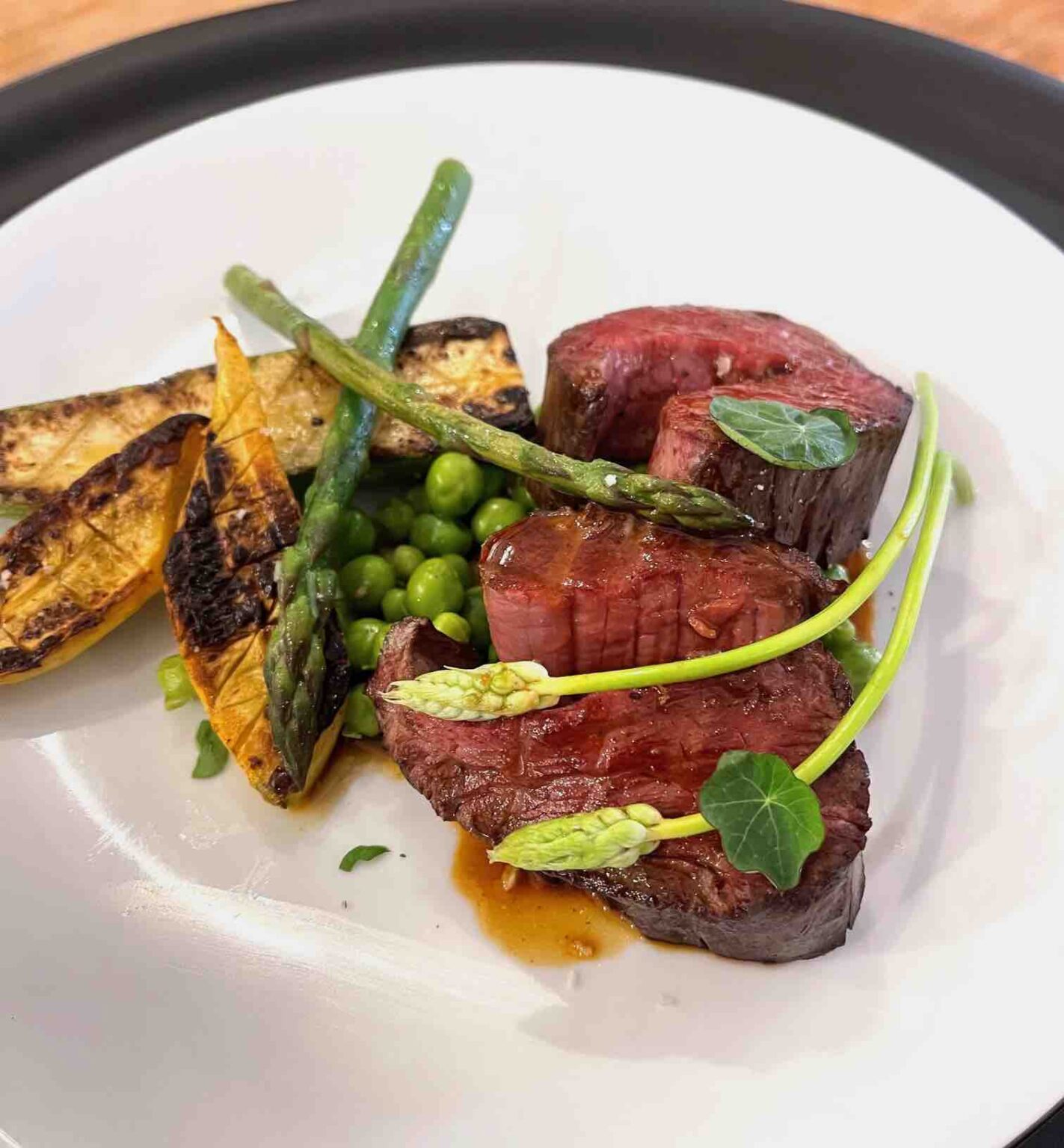Le filet de boeuf, courgettes braisées, asperges vertes et asperges sauvages