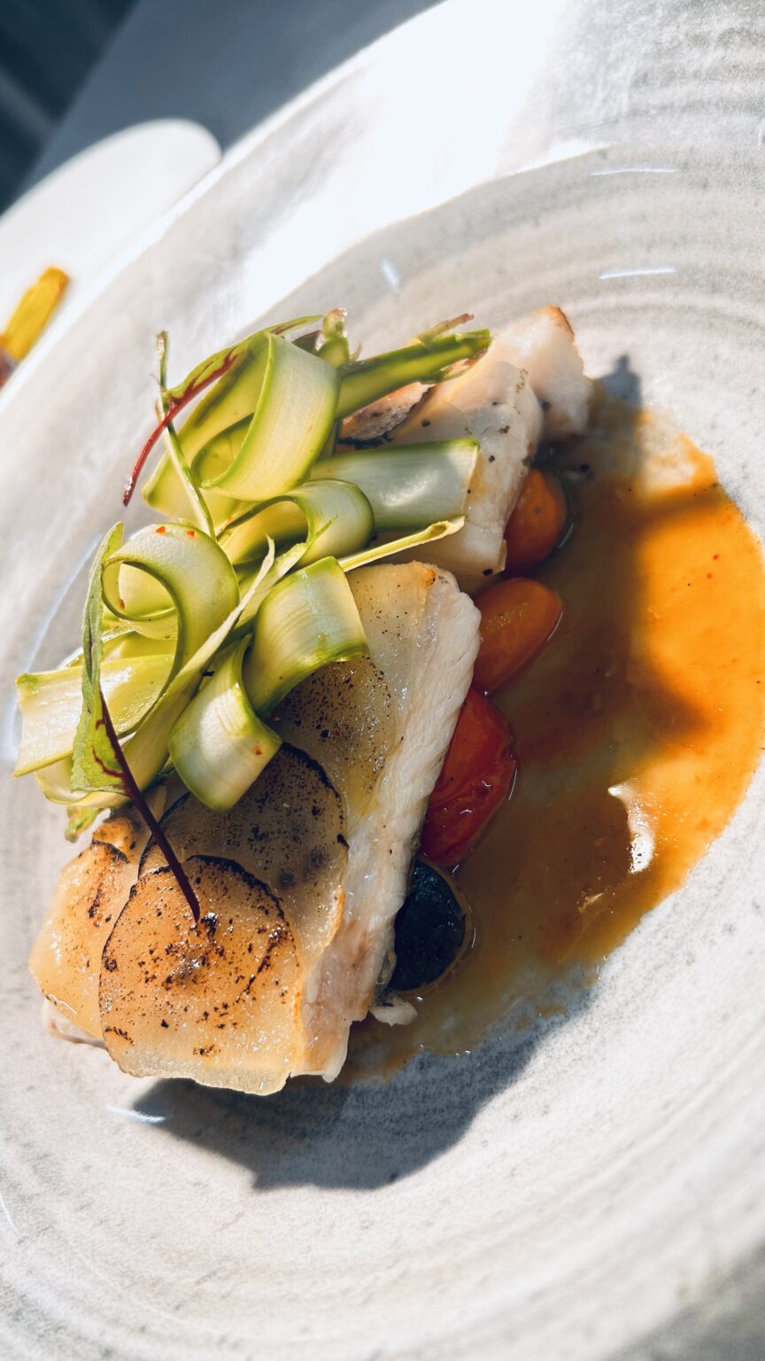 Merlu cuit à basse température, poêlée de légumes jus au yuzu
