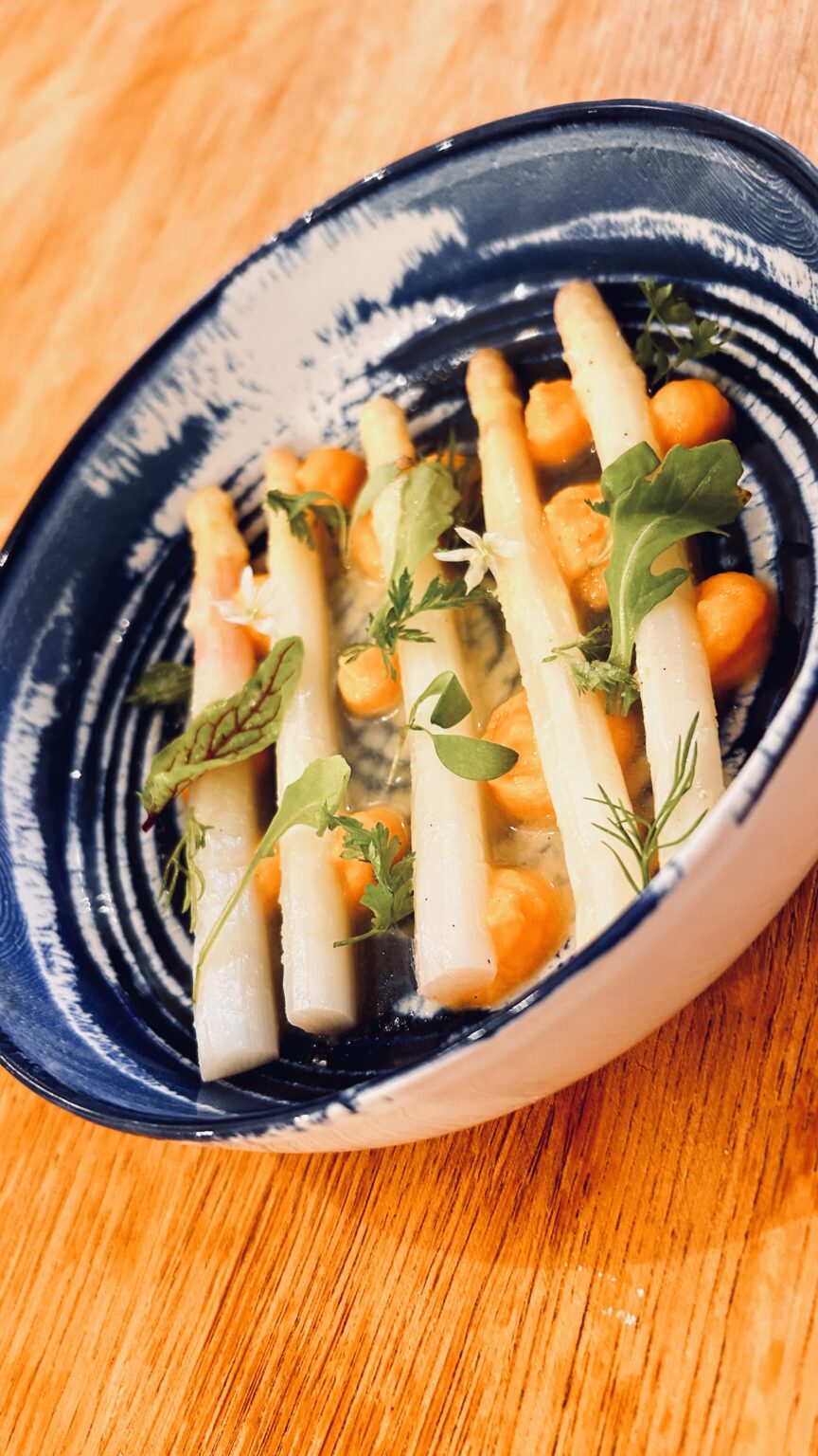 Ceviche d'asperges, crème de patate douce et fines herbes jeunes pousses