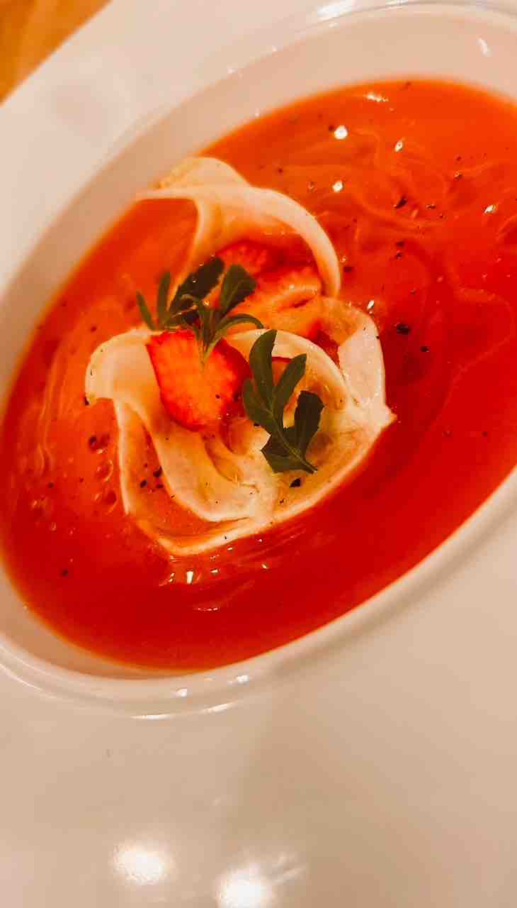 Le gazpacho de fraises et poivrons rouges