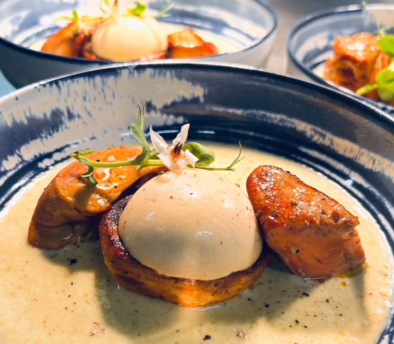 La royale de foie gras, sauce girolles et pistaches