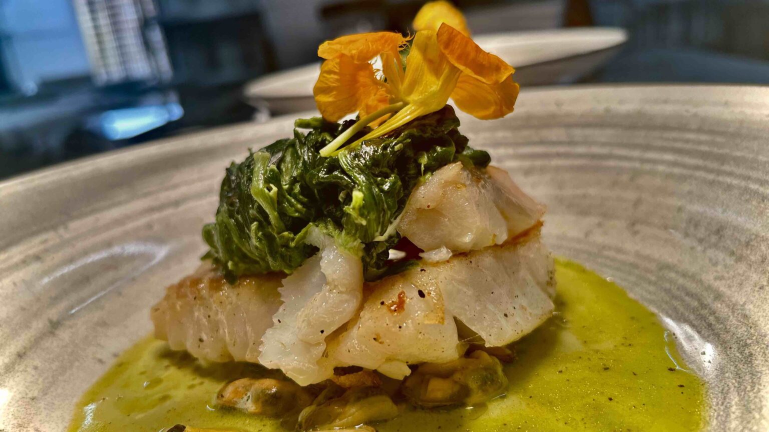 Cabillaud sauce de poisson et verts de poireaux