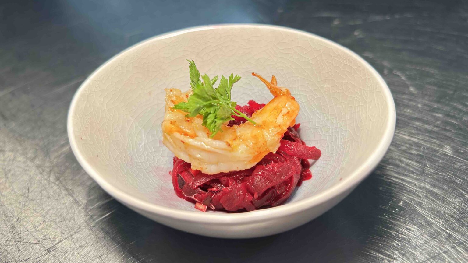 Tartare de betterave rouge et gambas poêlée