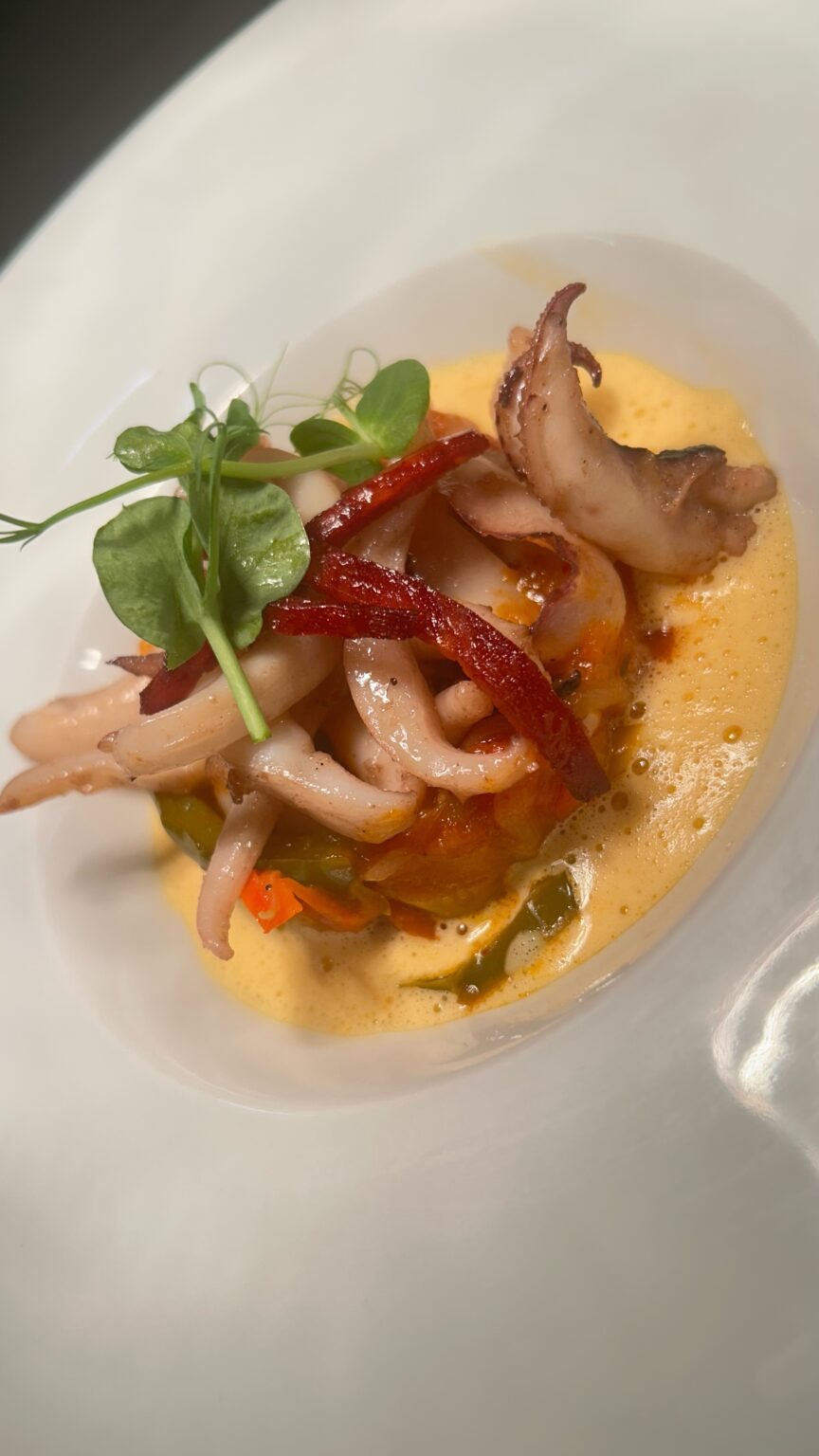 Chipirons, piperade, émulsion de gambas et chorizo