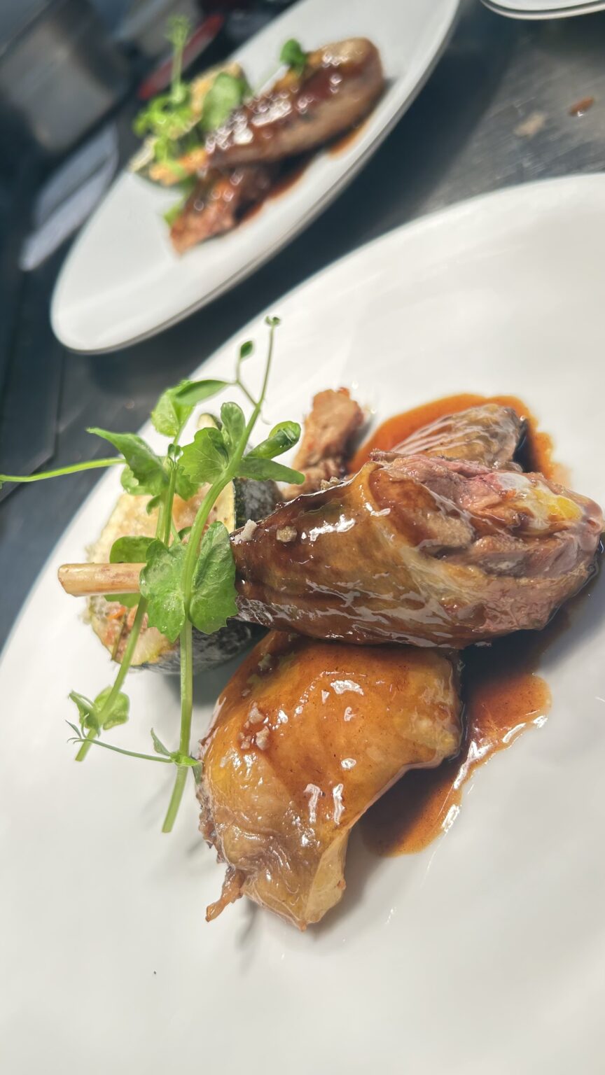 Pintade au four, courgettes farcies et jus de volaille