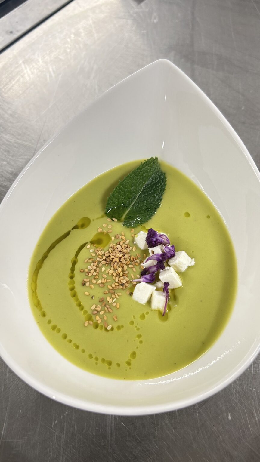 Soupe froide de petits pois et menthe, feta et graines de sésame