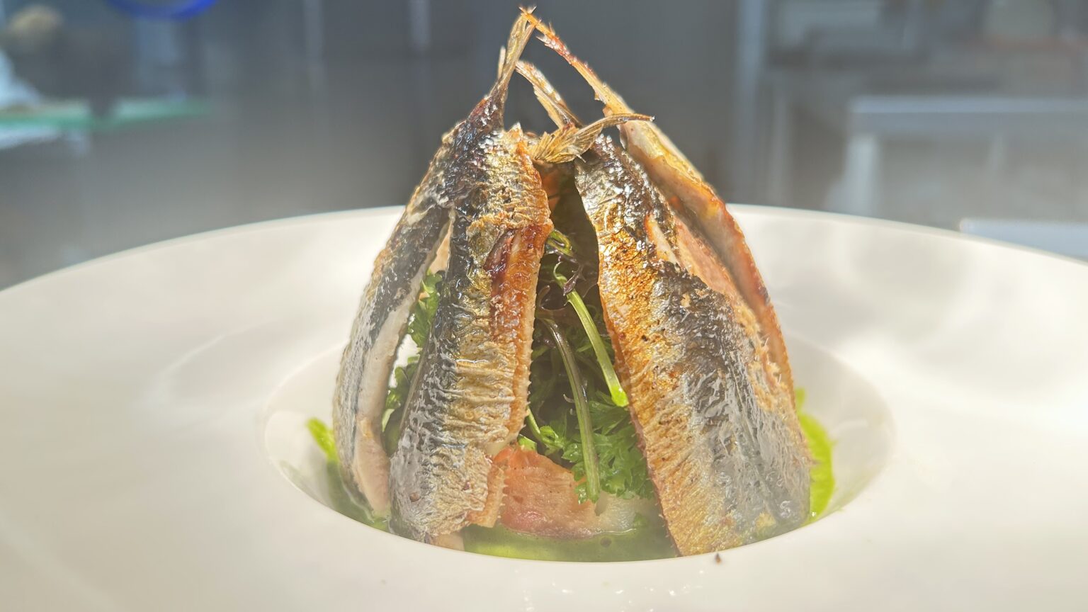 La sardine grillée, 
salade d'été et sauce aux herbes, corsée.